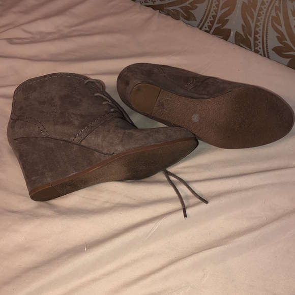 💙 Size 6 Arizona brand wedge booties - Picture 4 of 4